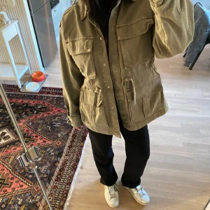 Vår jacka - Säljer min militärgröna jeans jacka från H&M då den inte kommer till någon användning. Är i ny skick och använd ett fåtal gånger💕