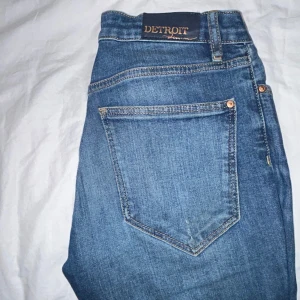 Low waisted jeans  - Jätte fina lågmidjade byxor som är utsvängda, passar perfekt på mig som är 167 och normalt brukar ha storlek s <2