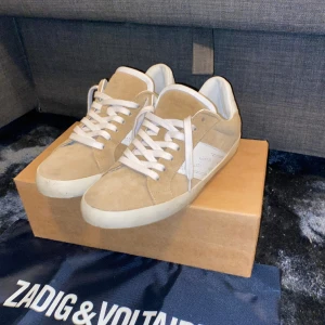 Zadig & Voltaire skor - Säljer nu ett helt nytt par Zadig & Voltaire skor för: 1599kr original pris:3000kr skorna passar lite större, vid någon annan fundering är det bara att skicka ett pm till mig.