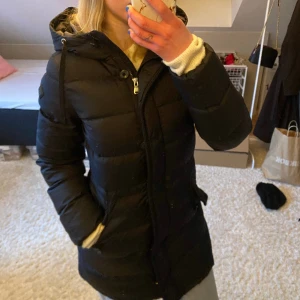 Vinterjacka  - En vinterjacka från gant. Använd förra vintern. Bra skick, inga defekter. Nypris: 1.800 kr. Midjan är justerbar. 