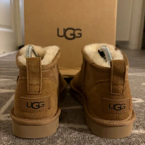 Uggs - Nya ljusbruna Uggs för Dam Storlek 38 (oanvända) Pris kan diskuteras:)  Säljs för att dom aldrig kom till användning.