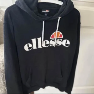 Ellesse hoodie - Storlek M men passar även s
