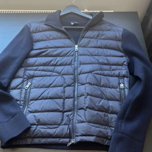 Moncler Cardigan - Säljer denna efterbetrakade moncler cardigan i färgen marinblå och storlek S. Jackans skick är 10/10 då jag har använt den lite och  med extrem hänsyn. Pris kan diskuteras 