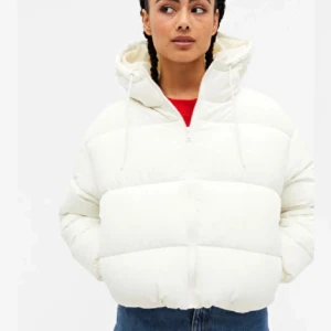 Pufferjacket  - Säger min snygga pufferjacket från monki domningar finns kvar att köpa, storlek S och säljer för den inte kommer till någon användning längre. Priset kan diskuteras!