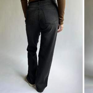 Säljer mina snygga djerfavenue jeans (straight jeans black - tall) 🖤 Säljer då dom inte kommer till användning längre! Nypris: 1 299 kr. Mitt pris: 700 kr 