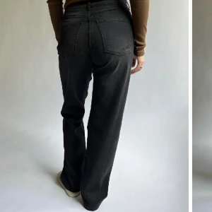 Djerfavenue jeans - Säljer mina snygga djerfavenue jeans (straight jeans black - tall) 🖤 Säljer då dom inte kommer till användning längre! Nypris: 1 299 kr. Mitt pris: 700 kr 