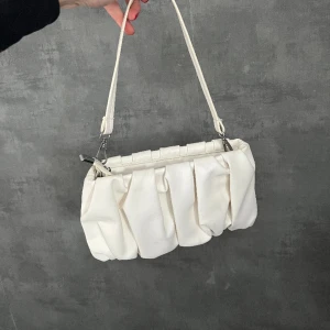 Vit väska  - En vit axelremsväska. Fåtal använt men fint skick! 
