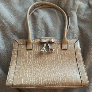 Liz claiborne handväska  - Mycket fint skick och bra kvalité! Hårt läder material i beige/ljusbrun färg. 
