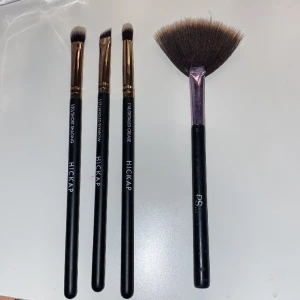 3 hickap borstar och 1 higlighter borste  - 3 st hickapborstar och 1 highlighter borste som jag inte använt och vet inte vad jag ska använda till, skicket är som nytt, inget fel me det! 