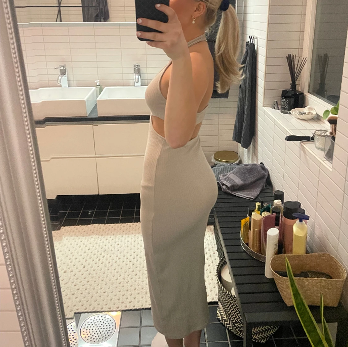 Grå beige lång klänning 