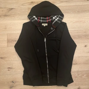 Burberry hoodie - Tjena, säljer den stilrena burberry hoodie i strlk L som jag knappt använt ~ Skick 8,5/10 ~ Köpt här på Plick så kan inte garantera äkthet därmed priset ~ Hör av er vid funderingar!!🙌🏼🙌🏼