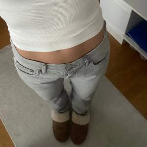 Ett par lågmidjade jeans från Gina, kommer ej till användning då jag tycker de blivit för korta för mig (är 167cm)! Har skosnöre runt midjan så man kan dra åt som går att ta bort om man ej vill ha kvar det! 🩷