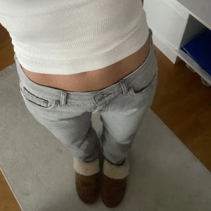 Lågmidjade Jeans - Ett par lågmidjade jeans från Gina, kommer ej till användning då jag tycker de blivit för korta för mig (är 167cm)! Har skosnöre runt midjan så man kan dra åt som går att ta bort om man ej vill ha kvar det! 🩷