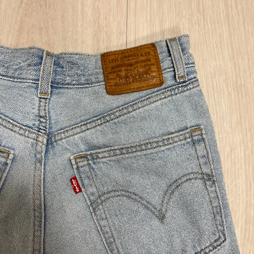 Säljer dessa jeansen från levis🩷 bra skick. Köparen står för frakten. Jeans & Byxor.