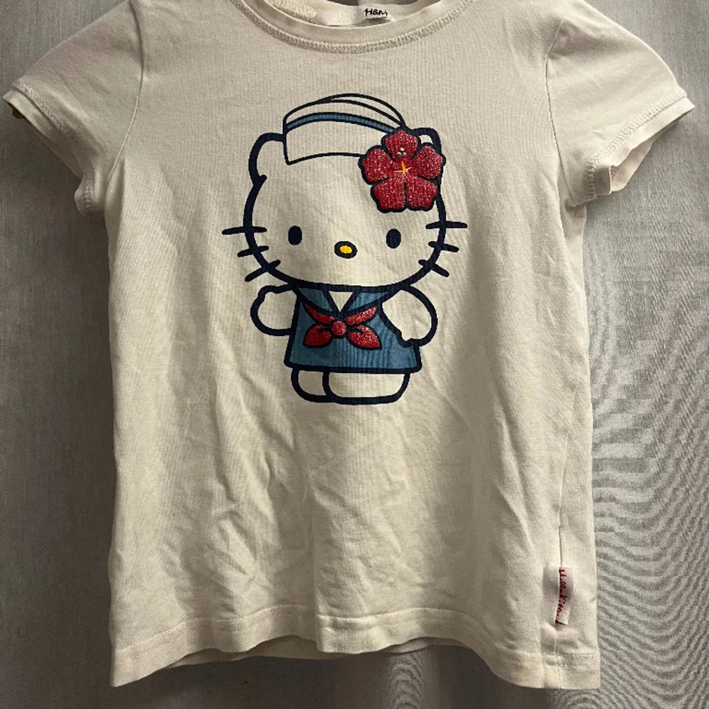 Hello Kitty t-shirt för barn men den är stretchig. . T-shirts.