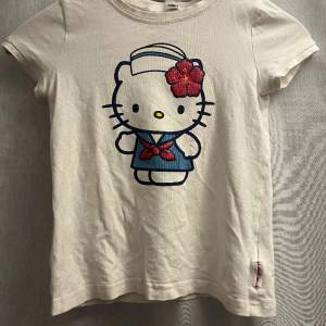 Hello Kitty t-shirt för barn men den är stretchig. 