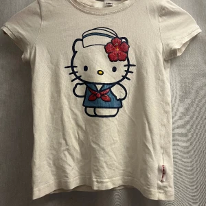 T-shirt  - Hello Kitty t-shirt för barn men den är stretchig. 