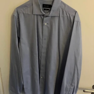 Skjorta riley - Ljusare blå än på bilden. Storlek L. Slim fit. Använd 1 gång. Nypris 599. 