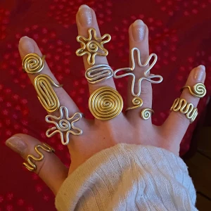 Egengjorda ringar🐻🐻🐻 - Massa ringar jag gjort själv, av aluminiumtråd (rostar/missfärgas ej), priser 40-60kr🌟 de justerbara i storleken ‼️alla ringar kan göras i antingen silver eller guld, bara att skriva o önska!‼️ skriv för att köpa, frakt 12kr