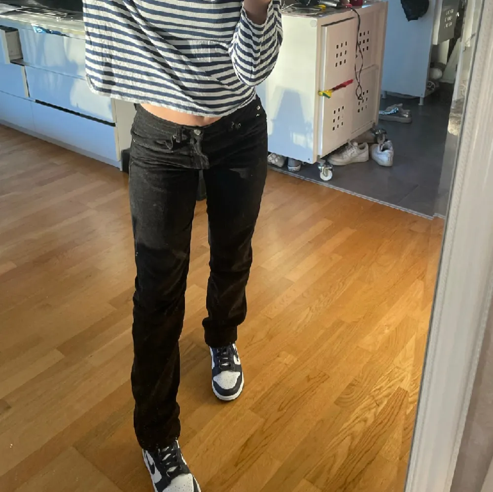 Low waist jeans från j lindeberg! Inte använda särskilt mycket och tyvärr för små nu. De är i manchester material, men det är inte super tydligt om man inte känner på de! Strl 28/32. Jeans & Byxor.