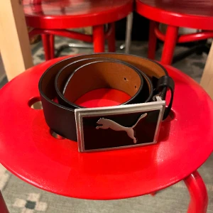 Bälte PUMA trend  - Trendigt bälte från PUMA. Fint skick, inget att anmärka på. 