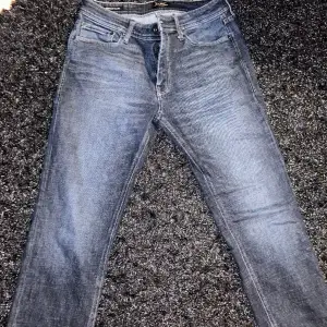 Blåa jeans från Jack and Jones, inte använda mycket och inga fläckar på de heller eller täcken på användning 