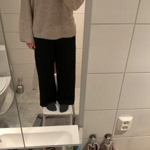 Kostymbyxor  - Vida kostymbyxor, Skulle säga att dom är midwaist/highwaist. Är inte helt säker på märket, men dom är iaf aldrig använda💓 