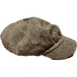 Newboys hat - Supersöt keps som påminner 2000s, kepsen e one size men de e lite stretch i den. Den passar bra på mig som har omkrätts 55cm runt huvudet.🤎 