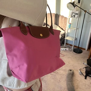 Longchamp väska  - Säljer denna super fina oanvända Longchamp väska. Den är äkta. I den mindre/mellan storleken. Super fin