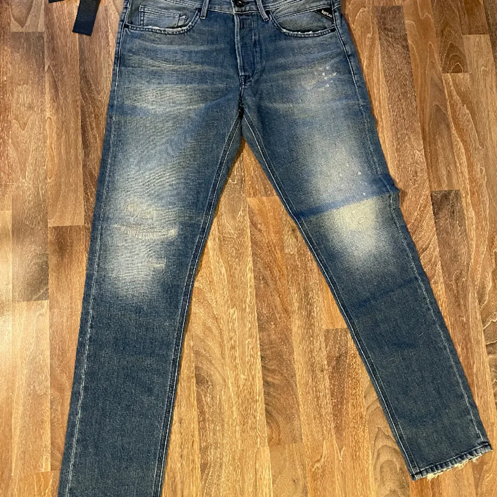 Säljer dessa helt nya Replay Jeans. Modellen är willibi och nypris ligger runt 1800kr. Storleken är 32/32. Hör av dig vid minsta fundering! //For The Closet. Jeans & Byxor.