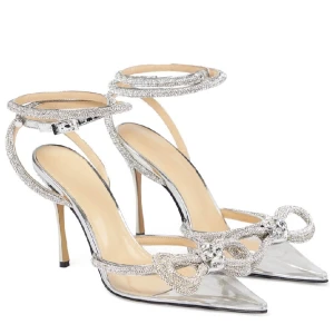 Klackar - Säljer dessa klackar i strl 36, aldrig använda men perfekta för balen och andra event. Alla kristaller sitter kvar och bilderna är lånade men kan skicka egna ifall det behövs 🫶🏼💗