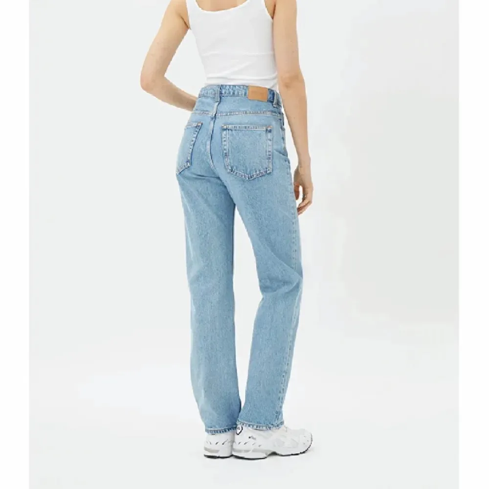 Fint skick, säljes pga för små! Köpte för 500kr. Färgen är ”pen blue” 💙. Jeans & Byxor.