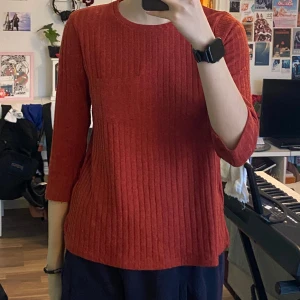 Röd/orange tröja - I mycket bra skick, storlek S