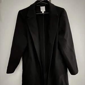 Svart enkel vårkappa  - Svart enkel vårkappa från H&M. Oanvänd så i perfekt skick. Storlek S men passar en M också🌼
