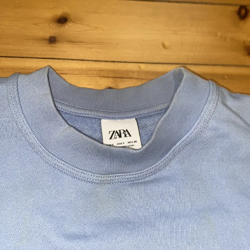 En helt oanvänd ljusblå crewneck från Zara. Storlek S men funkar bra till M. Tröjor & Koftor.