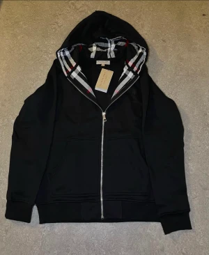 Burberry Hoddie - Berberry hoddie storlek M  Bästa kvalitet  Tags finns  Finns i Gbg  Pris:1400 går att diskuteras lite 