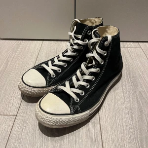 Converse - Chuck Taylor All Star  - Säljer dessa Converse (Chuck Taylor All Star - Black). Dom har använts ett fåtal gånger och är i ett väldigt bra skick. Ursprungligt pris: 800 kr. Storlek EU: 42,5. Om ni har frågor, eller vill ha mer information angående skorna - bara att skriva!