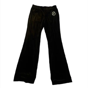 2000s mjukisar - Velour mjukisbyxor i svart med en silver detalj i fram! Bakfickor med en typ flärp så man kan stänga fickorna🫶 Påmminer om juicy couture❤️