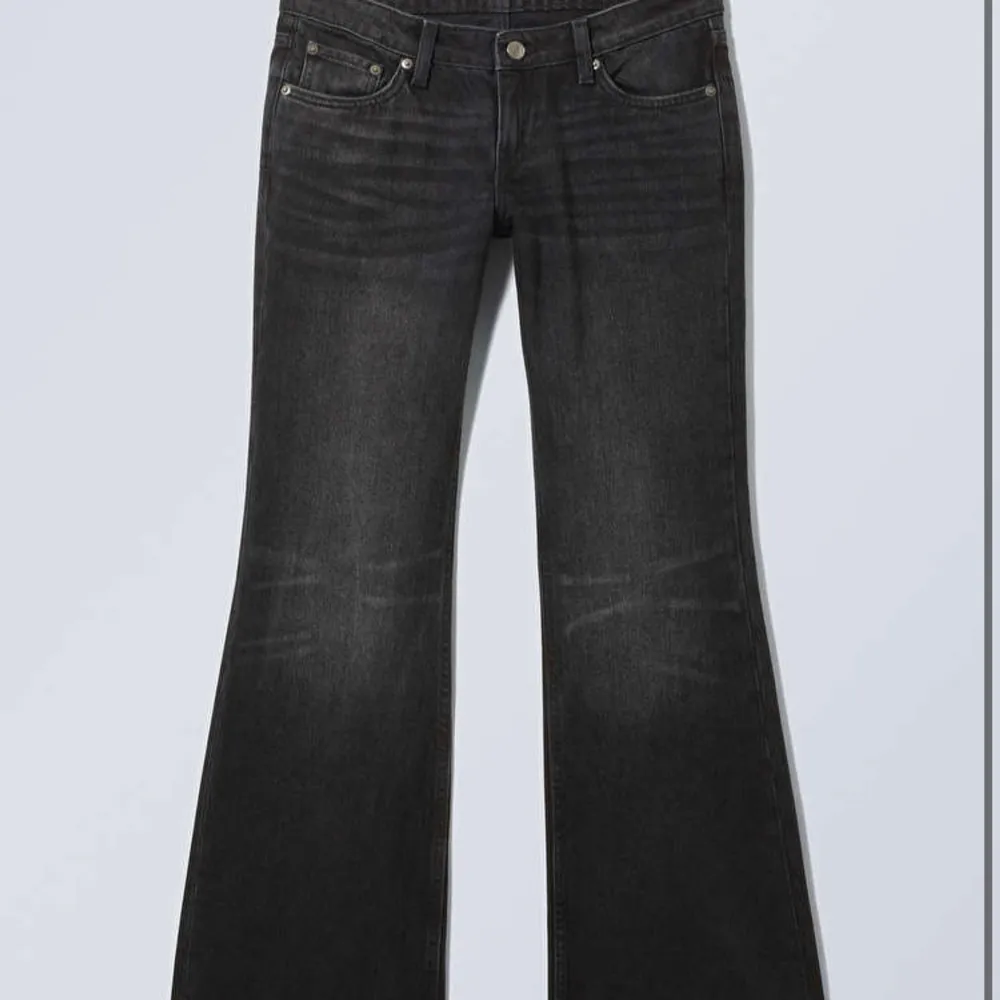 Säljer dessa lågmidjade jeansen från weekday då dom knappt kommit till användning. Kvaliteten är som ny. Modellen är Nova🙌🏻💗skriv för fler bilder och detaljer. Frakten tillkommer och priset går att diskutera☺️. Jeans & Byxor.