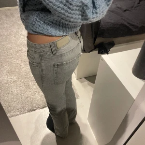 Pull & bear jeans!  - säljer mina gråa low waist pull & bear jeans. Köptes i somras, knappt använda så väldigt bra skick! Modellen är straight, men lite vidare vid vad/fötterna, modellen har lite slitning längs ner vid fötterna, bild finns om ni är intresserade 🩵 