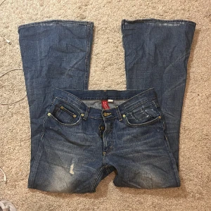 Lågmidjade bootcut jeans - Så snygga lågmidjade bootcut jeans, från tidigt 2000-tal HM 🥰 Långa på mig som är 178!