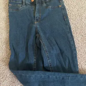 Mörkblå skinny jeans! storlek S, modell Molly! Inte mycket använda! 179kr