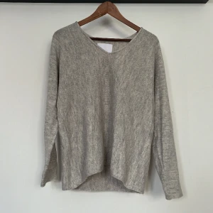 Stickad tröja  - Stickad tröja från SAMSA i storlek s Finns katt i hemmet 