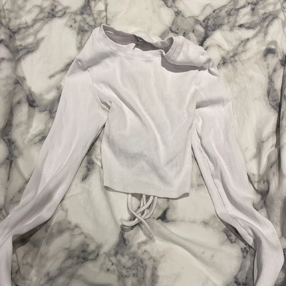 säljer denna vita långärmade tröjan med öppen rygg med knyte pågrund av ingen användning.💗. Tröjor & Koftor.