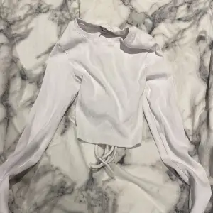 säljer denna vita långärmade tröjan med öppen rygg med knyte pågrund av ingen användning.💗