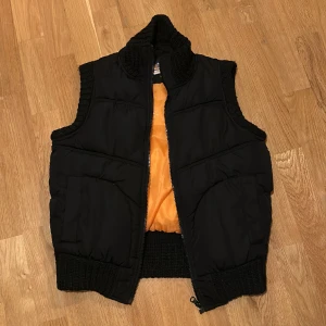 Väst  - Säljer denna sjukt snygga västen  Aldrig använd då den är för liten på mig :(  Det är på den tjockare sidan och är hög i kragen så man inte fryser om nacken 