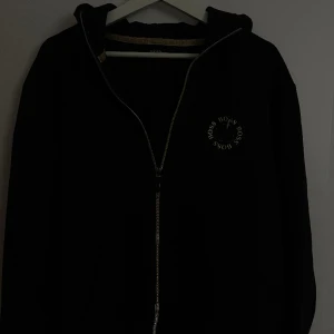 Hugo Boss  -  Fåtal gånger använt annars fortfarande gott skick. 