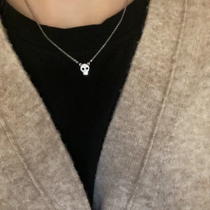 Halsband  - Säljer det här super fina dödskalle halsbandet i silver. Det är från Edblad men gammal kollektion. Det går att justera längd litegrann💕