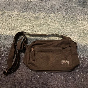 Stussy sidebag  - Tjenare! Säljer min helt nya Stüssy side bag då jag inte gillade den väldans mycket. Inget med den är fel och materialet är i topp skick. Skriv för fler frågor!