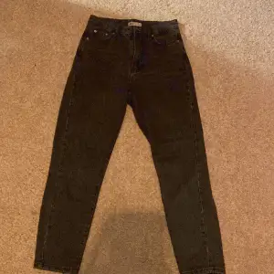 Ett par svarta jeans i, vad jag tror är, mom-jeans style. Bra skick, men säljer för att de är för små.💗
